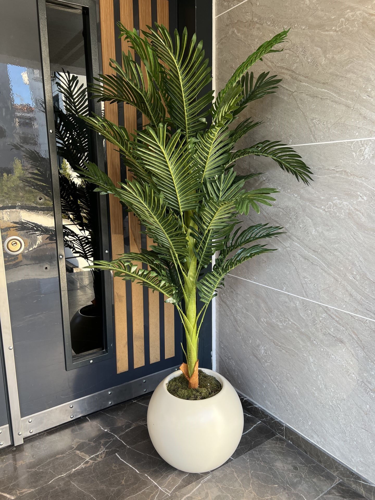 Yapay Arekalı Top Saksı Krem