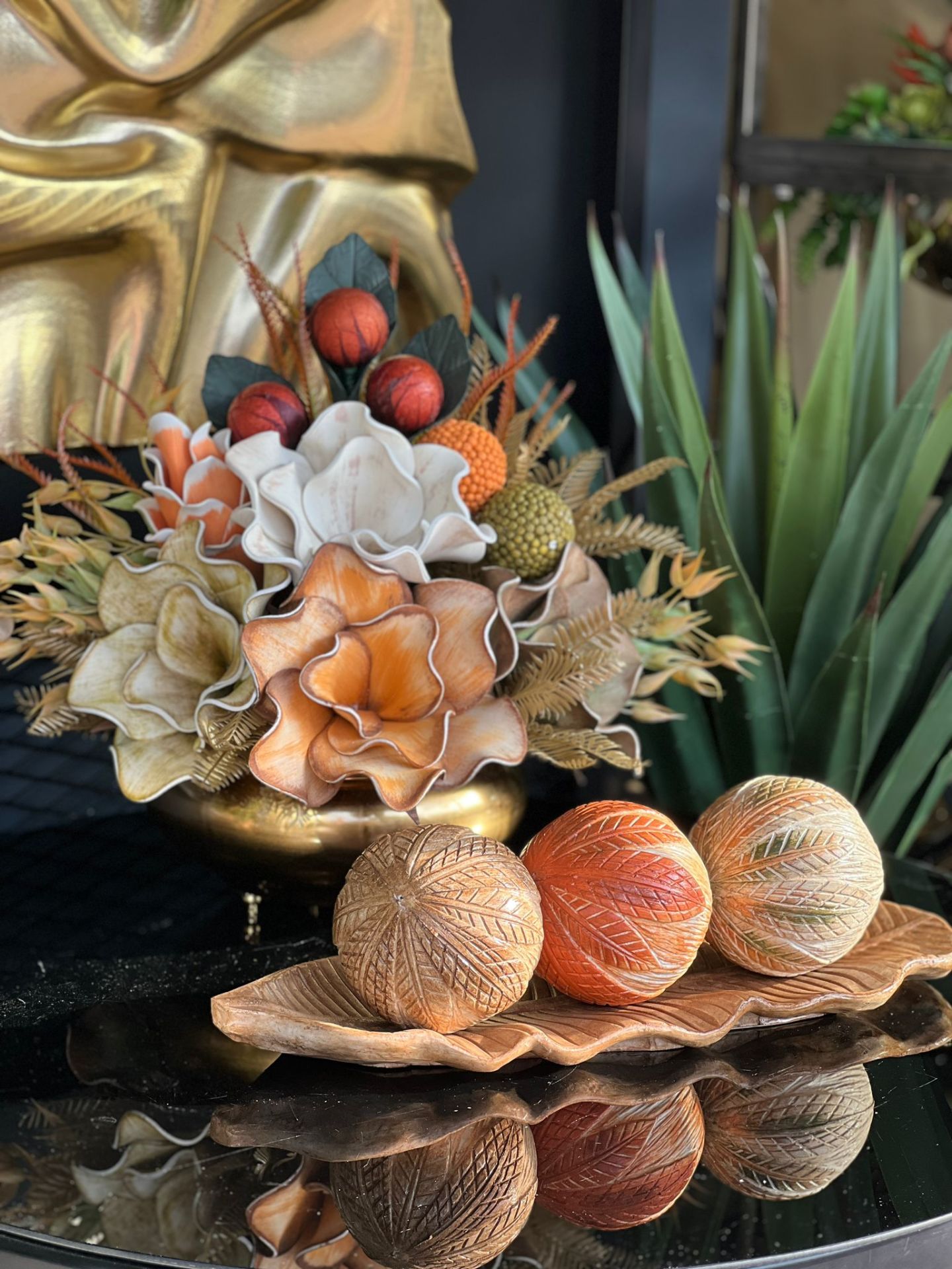 Yapay çiçekli Vazo ve Yaprak Tepsili Üçlü Top Dekor