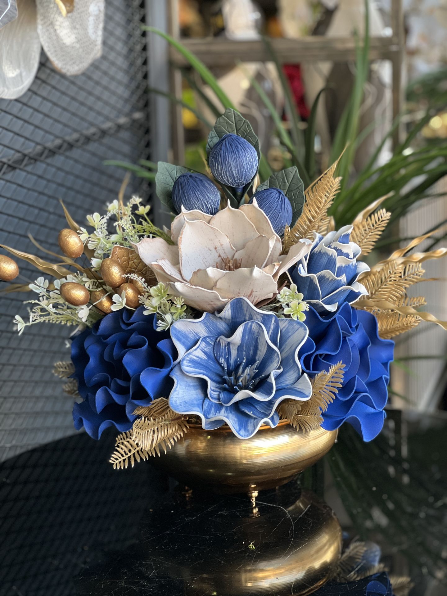 Yapay çiçekli yassı vazo