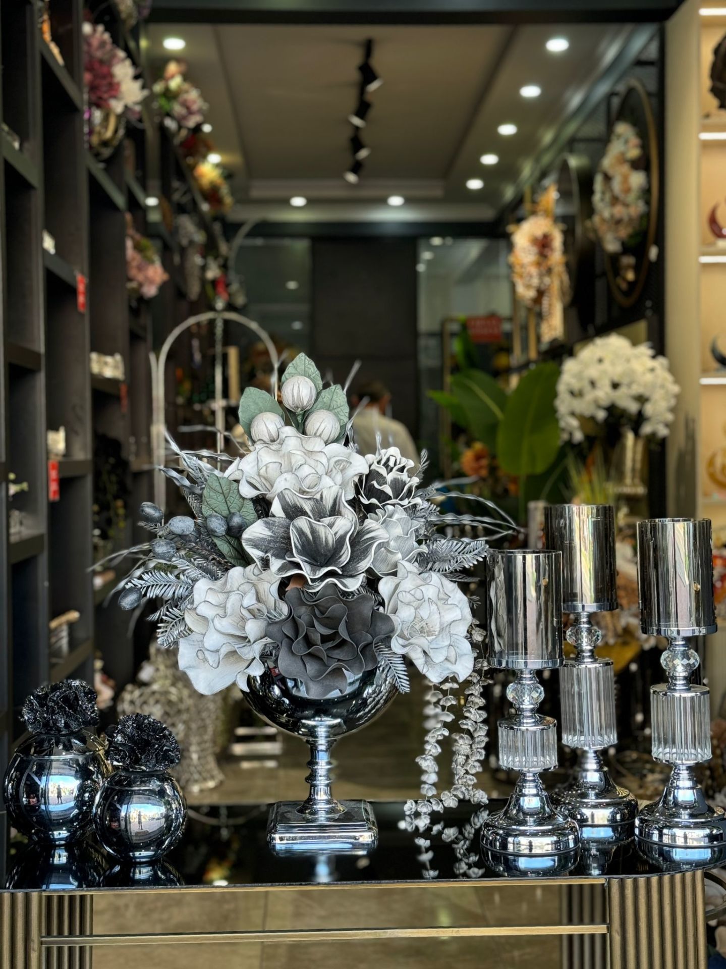 Yapay Çiçekli Gümüş Kare Ayak Vazo Şamdanlı Set No:3