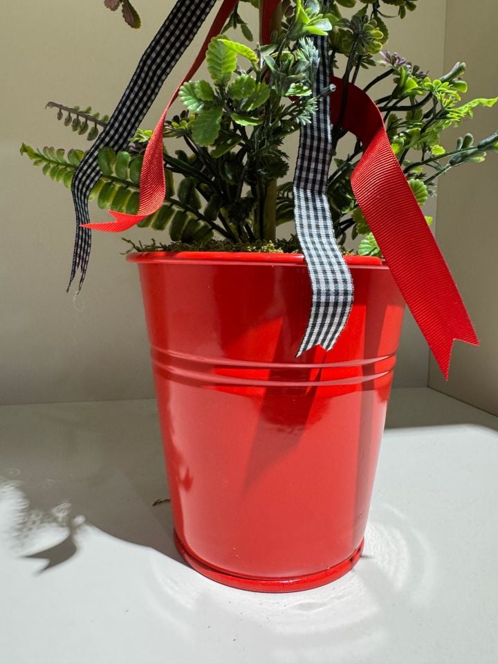 Kırmızı Metal Saksıda Çiçekli Top Ağaç