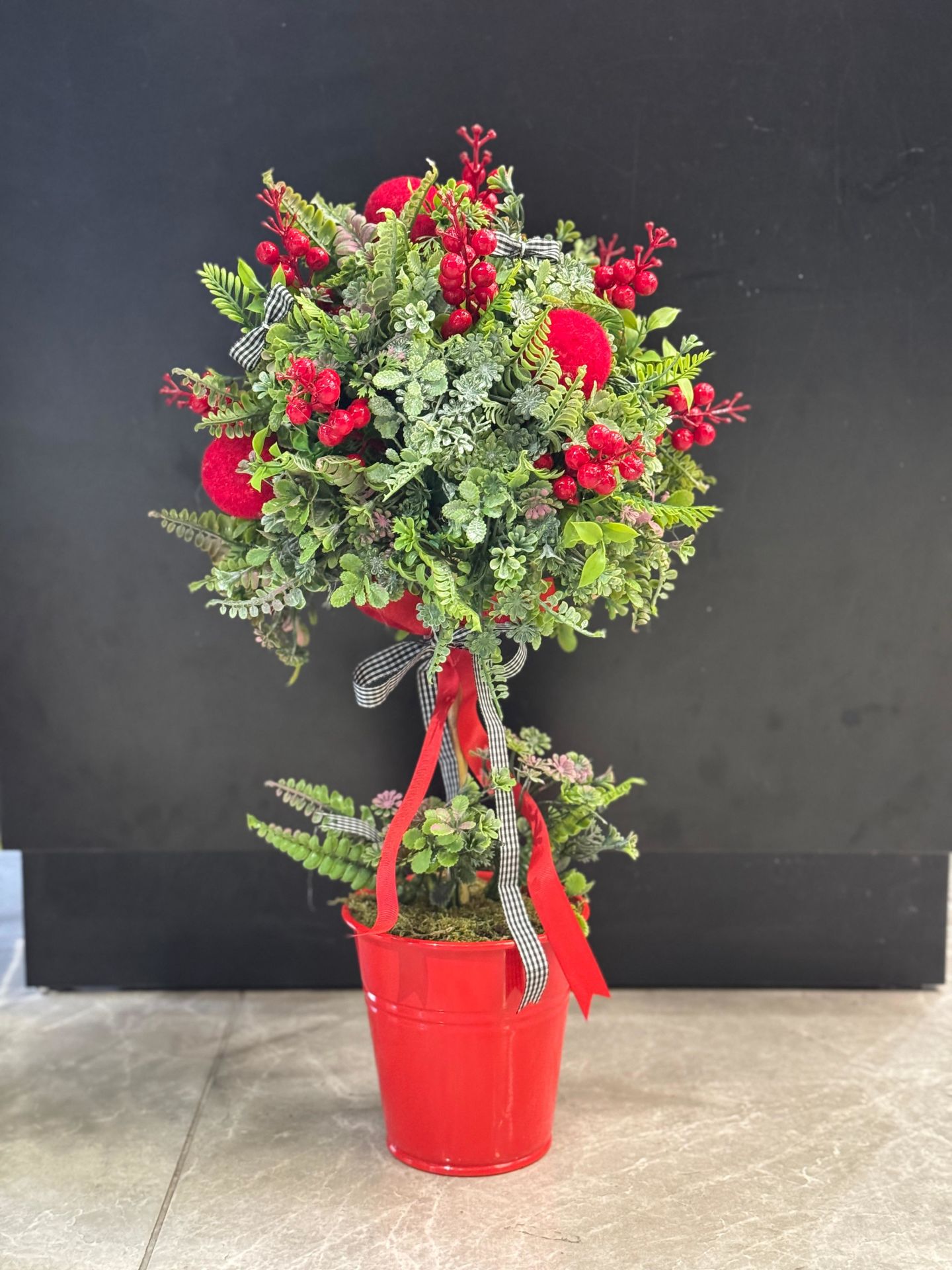 Kırmızı Metal Saksıda Çiçekli Top Ağaç