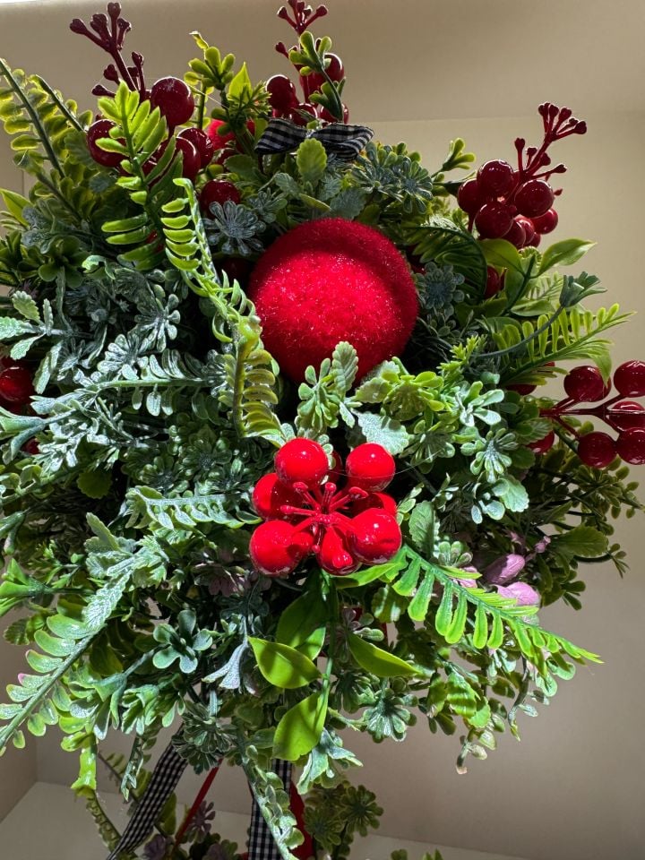 Kırmızı Metal Saksıda Çiçekli Top Ağaç